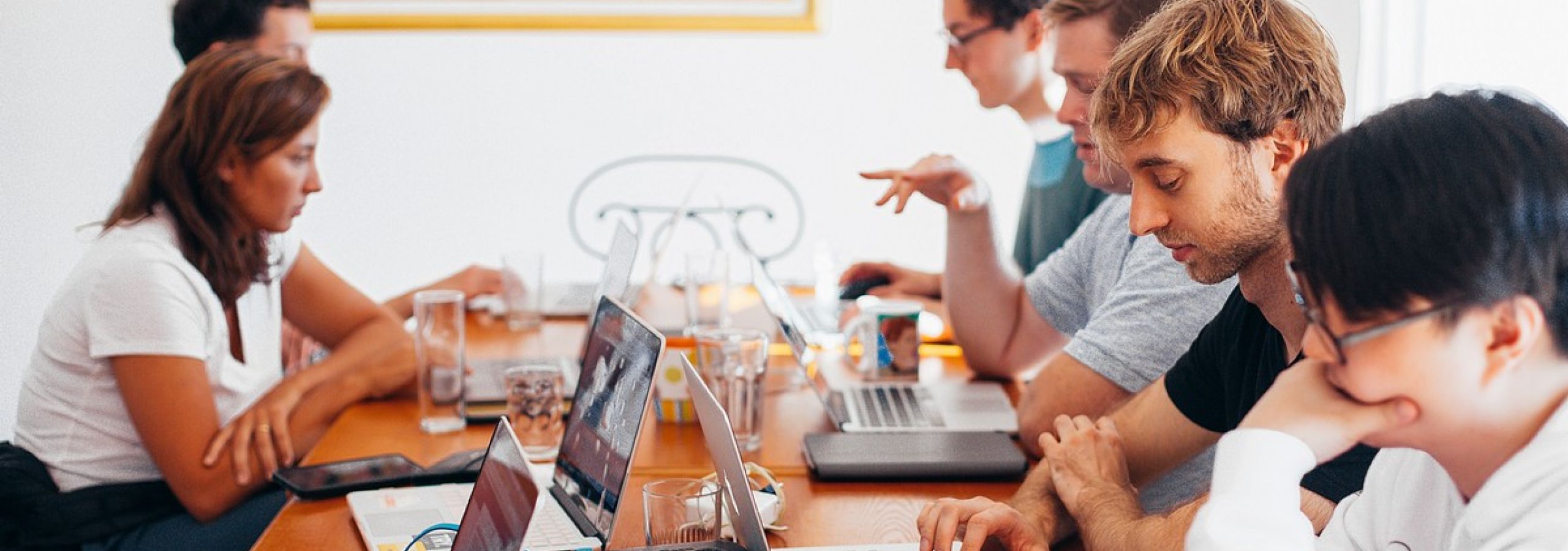 group-of-people-using-laptops-1560932-ce6f672e imagem