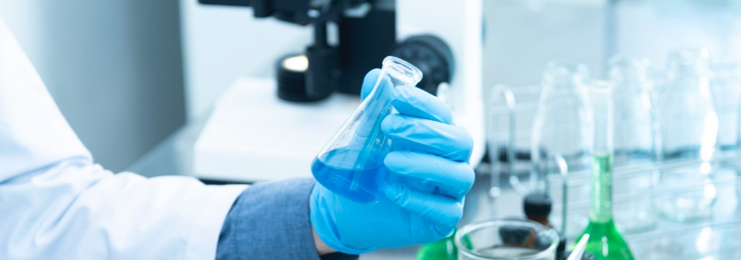 person-holding-laboratory-flask-2280571-0b9ffe62 imagem