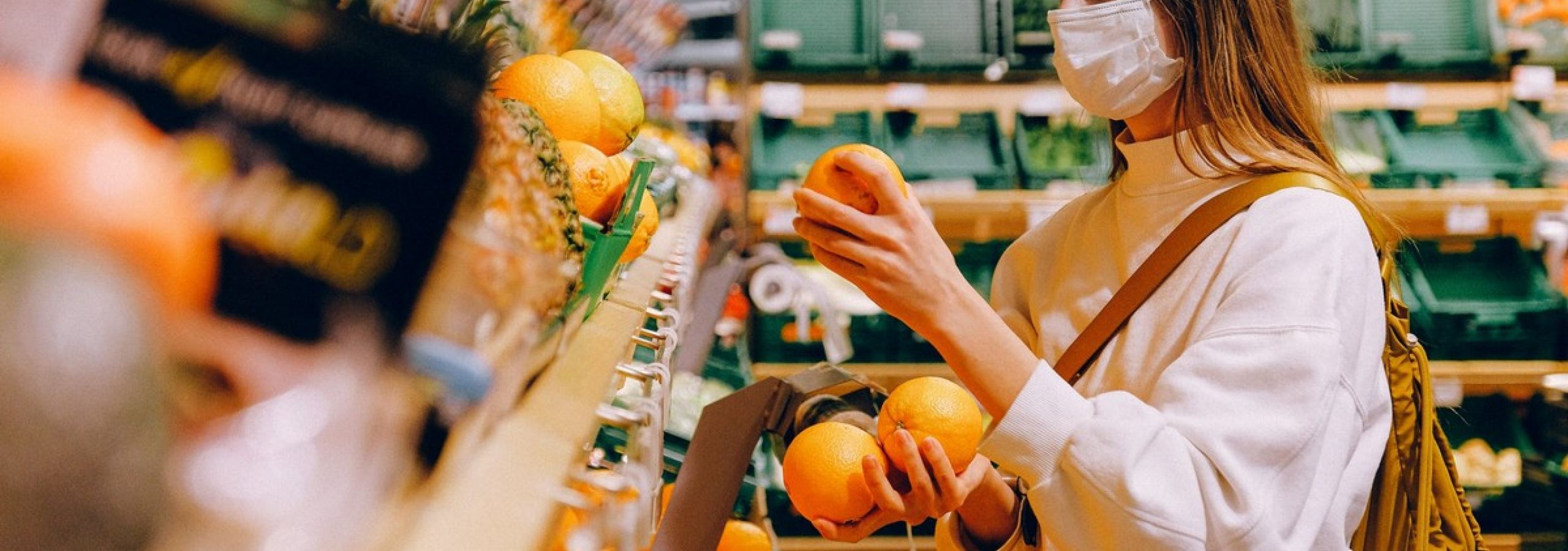 woman-wearing-mask-in-supermarket-3962294-scaled-01f1a6f3 imagem
